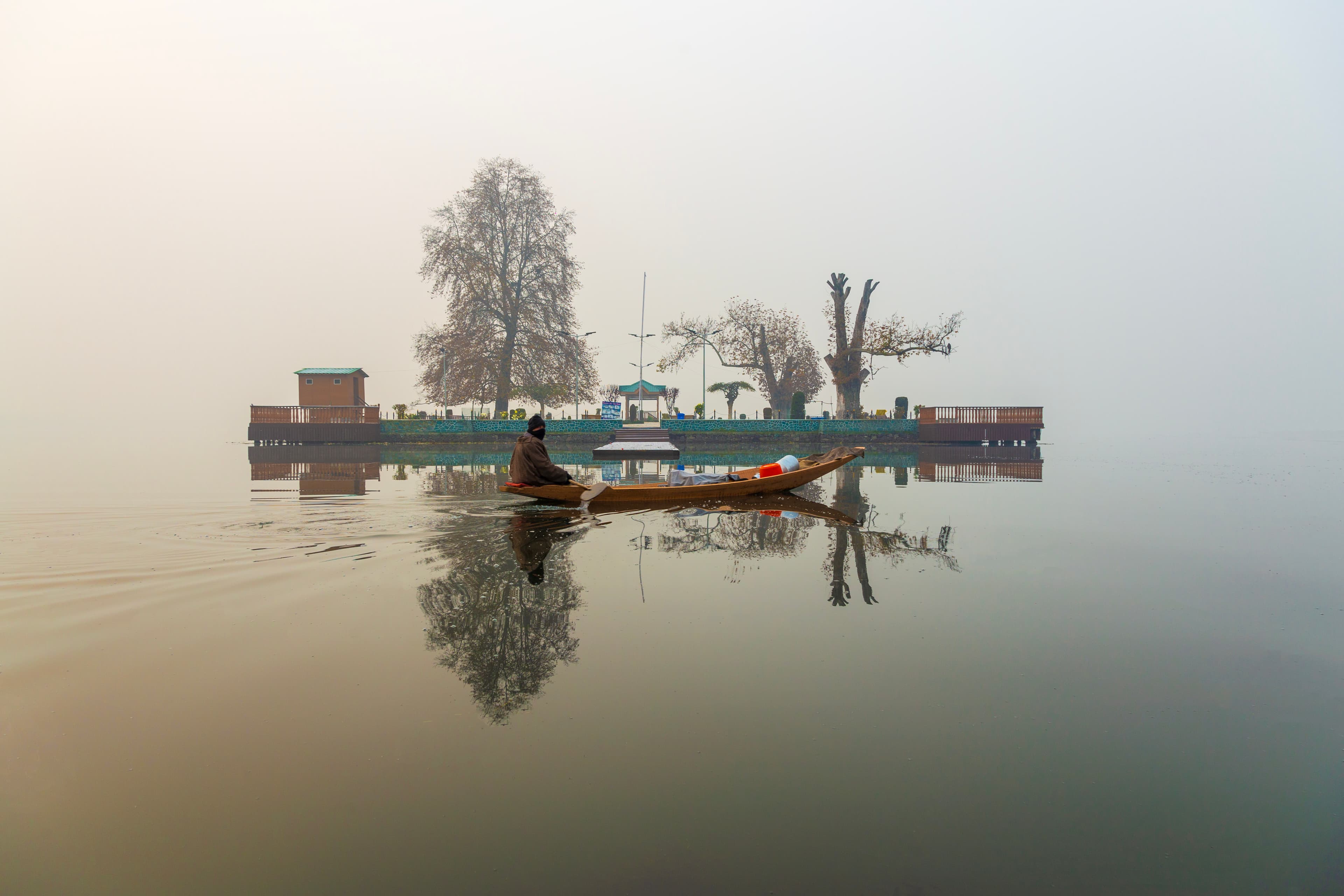 Floating Past Chaar Chinar – Dal Lake