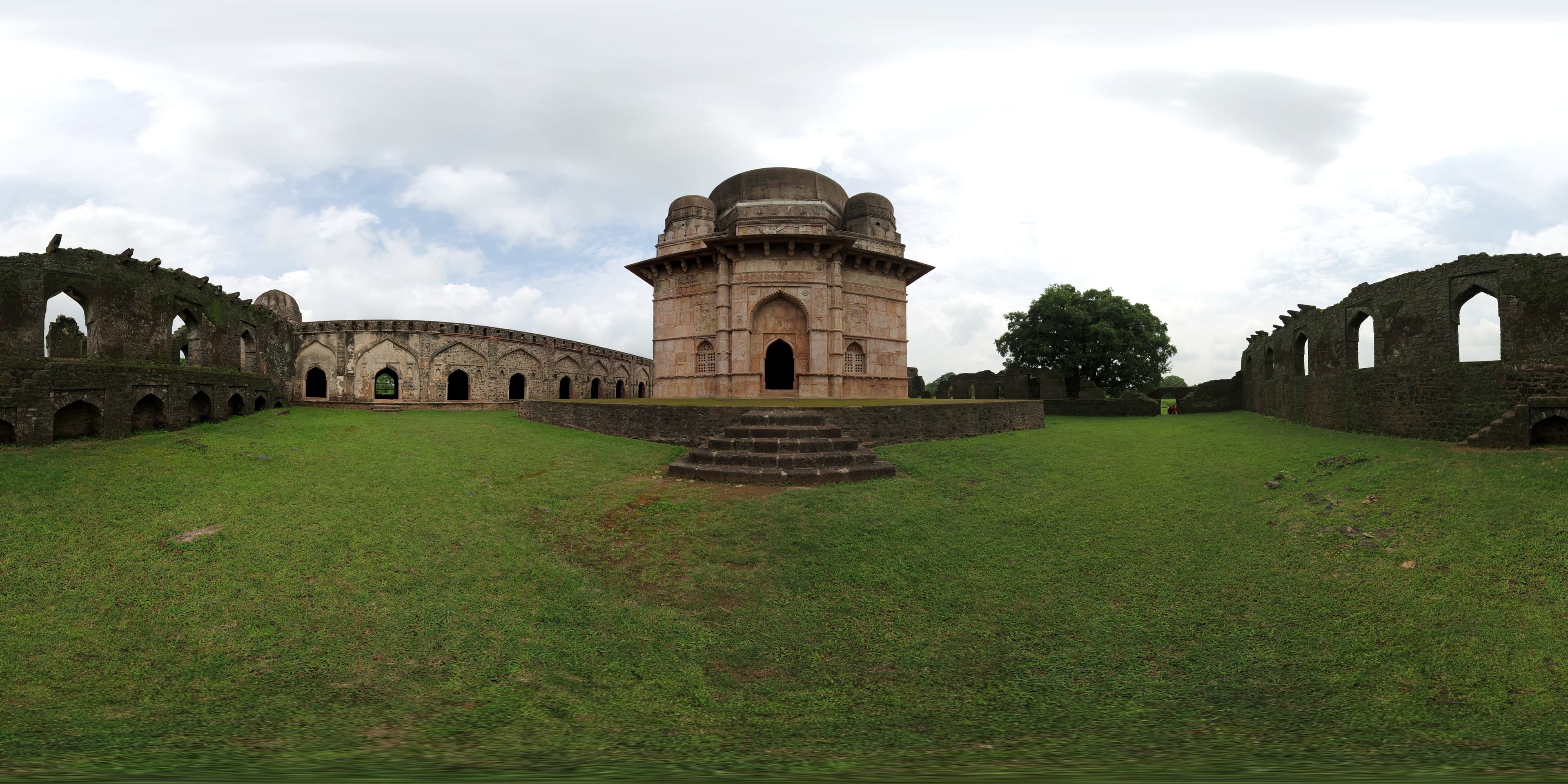 Symmetry in Solitude Dariya Khan’s Tomb Courtyard